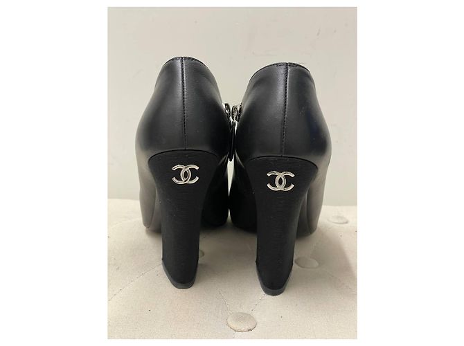 Chanel Botines Peep-Toe de Cuero Negro con Tacón de Perla - vista 2