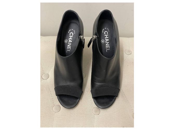 Chanel Botines Peep-Toe de Cuero Negro con Tacón de Perla - vista 4