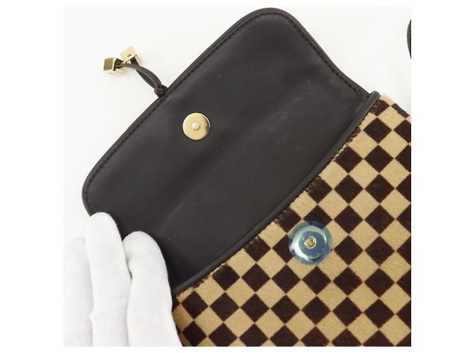 Bolso de hombro Louis Vuitton Gazelle en Damier Sauvage Castaño - vista 8