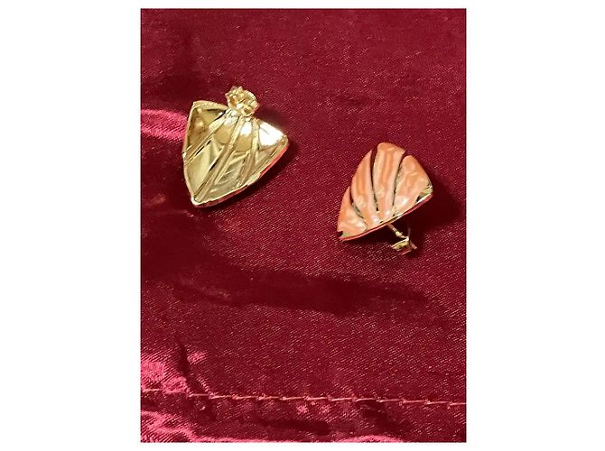 Autre Marque Orecchini a triangolo in resina corallo e oro D'oro - vista 3