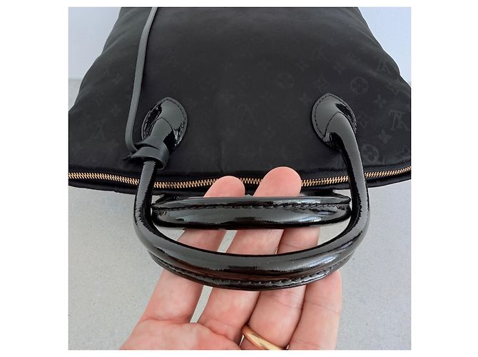 Louis Vuitton Desire Lockit Vertical MM Monogram Nylon Black – Pezzo da Sfilata Nero - vista 11