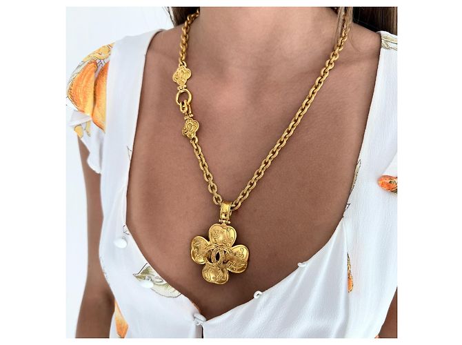 Collana Chanel 1996 CC Flower Pendant D'oro - vista 2