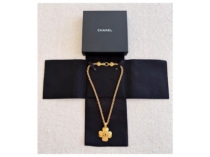 Collana Chanel 1996 CC Flower Pendant D'oro - vista 3