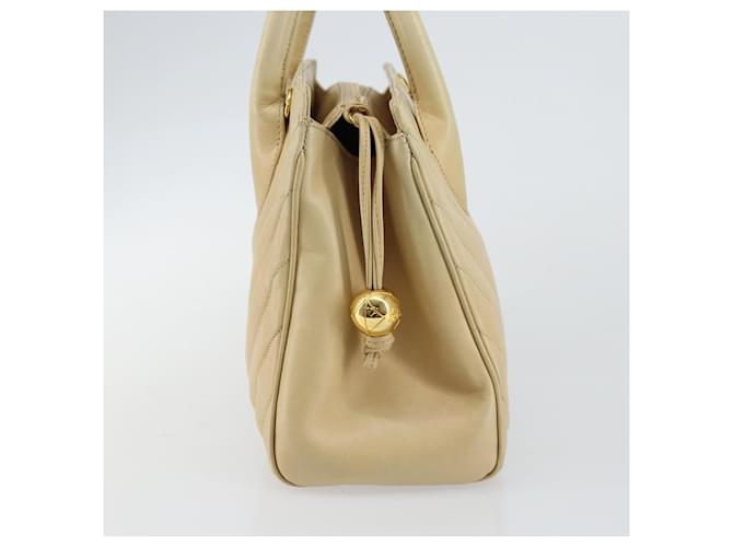 Chanel V Stitch Leather Beige - vista 3