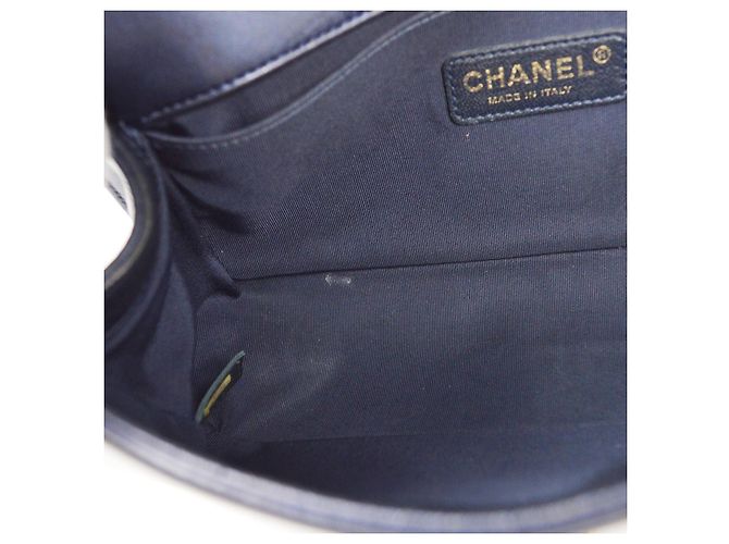 Chanel Boy Flap Cube Embossed Lambskin New Medium Blu navy - vista 3