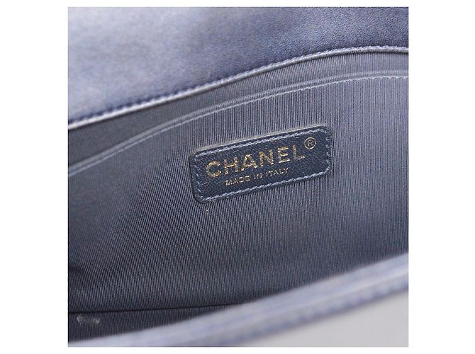 Chanel Boy Flap Cube Embossed Lambskin New Medium Blu navy - vista 4