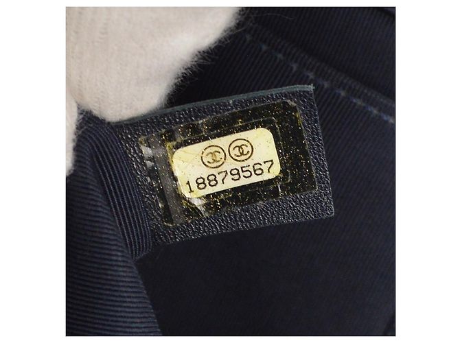 Chanel Boy Flap Cube Embossed Lambskin New Medium Blu navy - vista 5