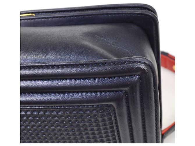 Chanel Boy Flap Cube Embossed Lambskin New Medium Blu navy - vista 6