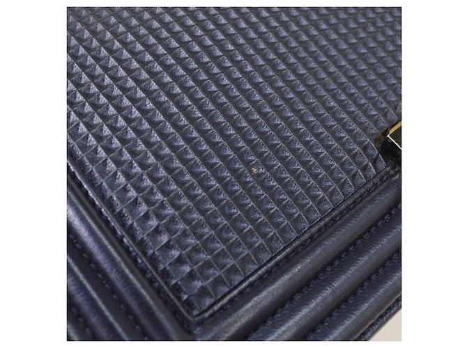 Chanel Boy Flap Cube Embossed Lambskin New Medium Blu navy - vista 7