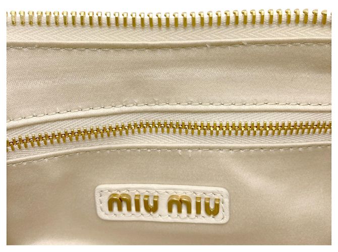 Borsa a tracolla Miu Miu in pelle di vitello bianca Bianco - vista 9