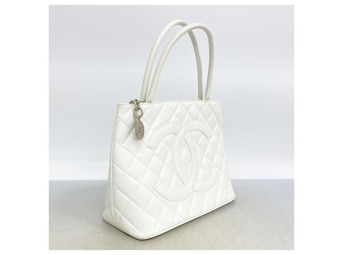 Timeless Bolsa Tote Chanel em couro de bezerro de grão branco - vista 2