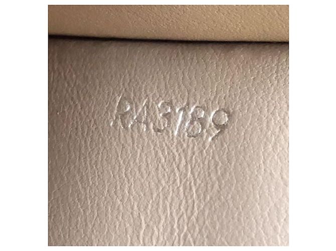 Cartera compacta Capucines en piel Taurillon rosa Louis Vuitton - vista 9