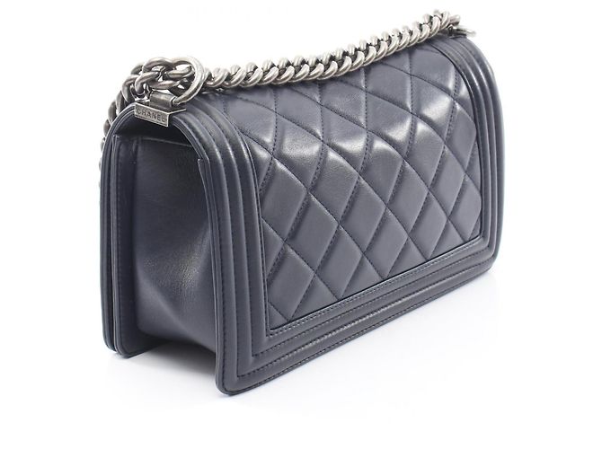 Borsa a tracolla Chanel Boy in agnello blu navy - vista 2