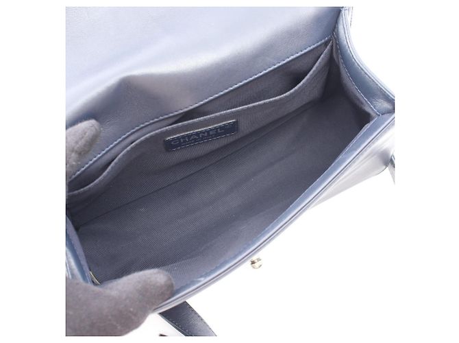 Borsa a tracolla Chanel Boy in agnello blu navy - vista 3