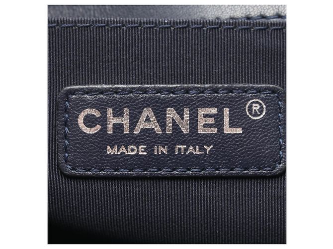 Borsa a tracolla Chanel Boy in agnello blu navy - vista 4