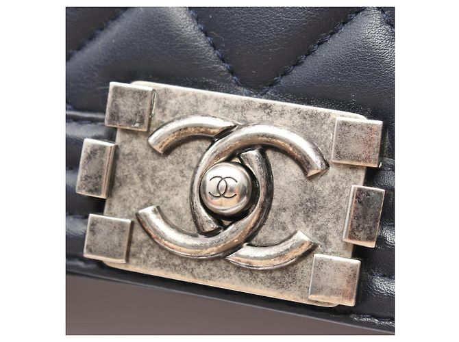 Borsa a tracolla Chanel Boy in agnello blu navy - vista 7