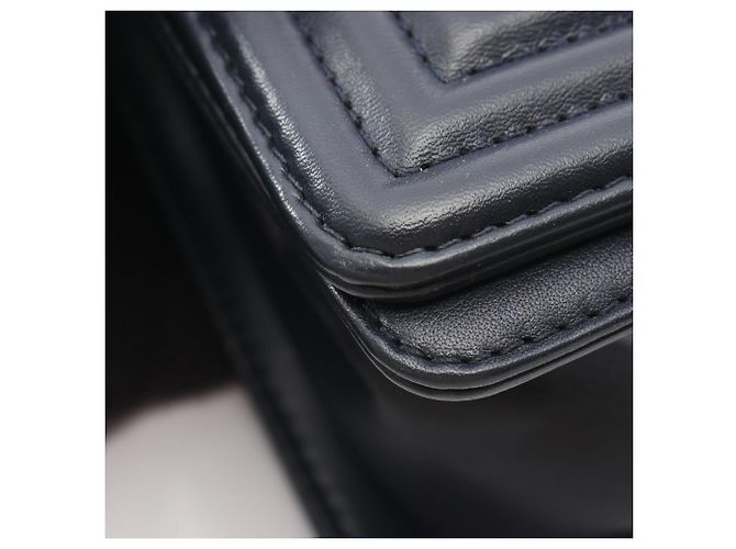 Borsa a tracolla Chanel Boy in agnello blu navy - vista 8
