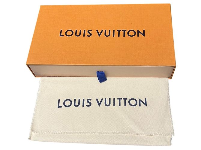 Louis Vuitton Taigarama Long Wallet White - view 5