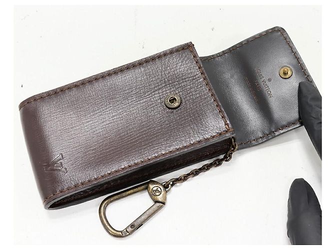 Louis Vuitton Llavero Badge Yuta Key Pouch - vista 3