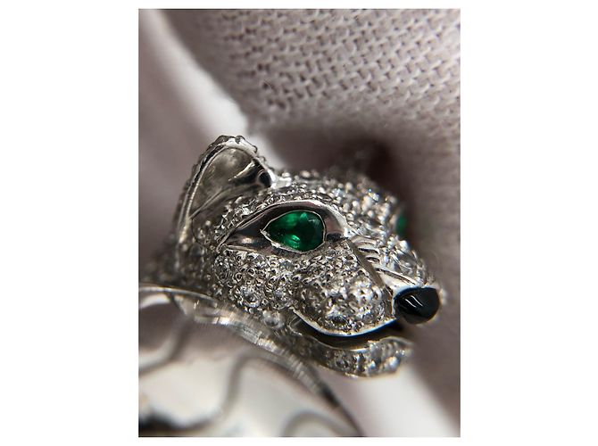 Anello Panthère di Cartier in oro bianco, diamanti e smeraldi Verde - vista 6