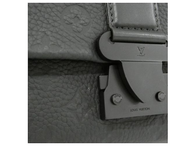 Borsa Messenger Louis Vuitton Taurillon Monogram S Cape Nero - vista 4