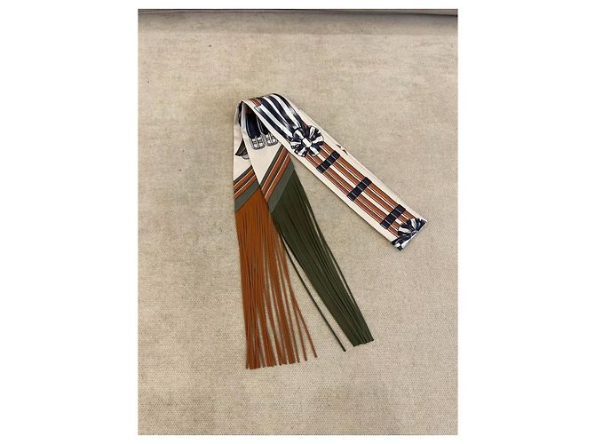 Hermès Twilly 86 Jumping in seta con frange Marrone Bianco Beige Blu scuro - vista 3
