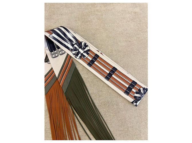 Hermès Twilly 86 Jumping in seta con frange Marrone Bianco Beige Blu scuro - vista 4