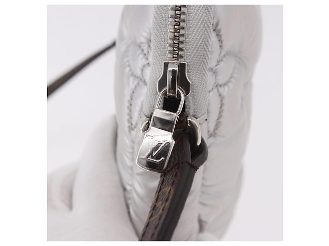 LOUIS VUITTON Bolsa de Celular Monogram Pillow Silver M81716 LV Auth am11853SAM Prata - vista 18