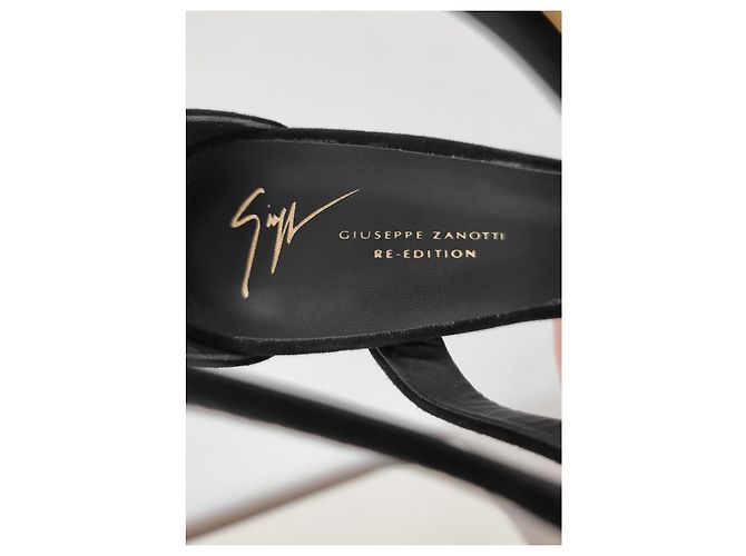 Sandali con tacco a spillo Giuseppe Zanotti Venere in scamosciato nero (Re-Edition) - vista 11