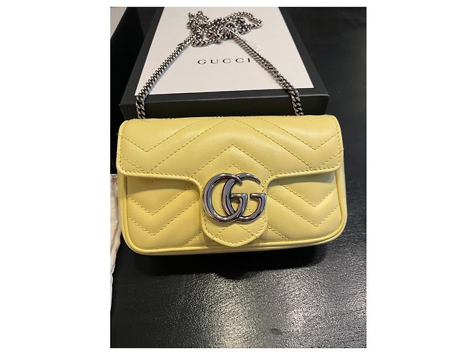 Borsa a tracolla Gucci Marmont piccola in pelle trapuntata gialla Giallo - vista 2