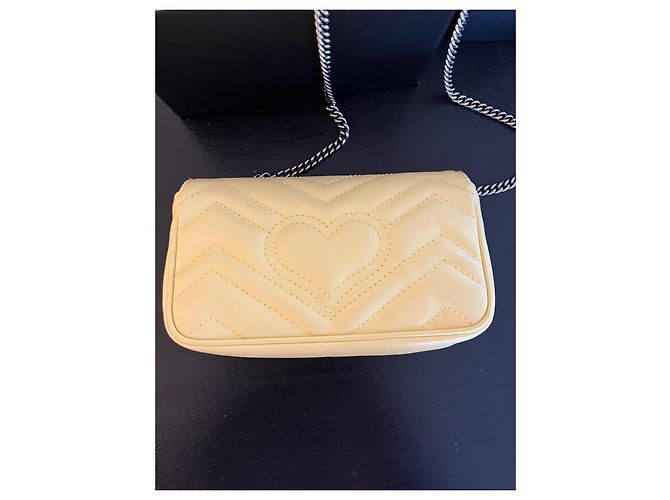 Borsa a tracolla Gucci Marmont piccola in pelle trapuntata gialla Giallo - vista 4