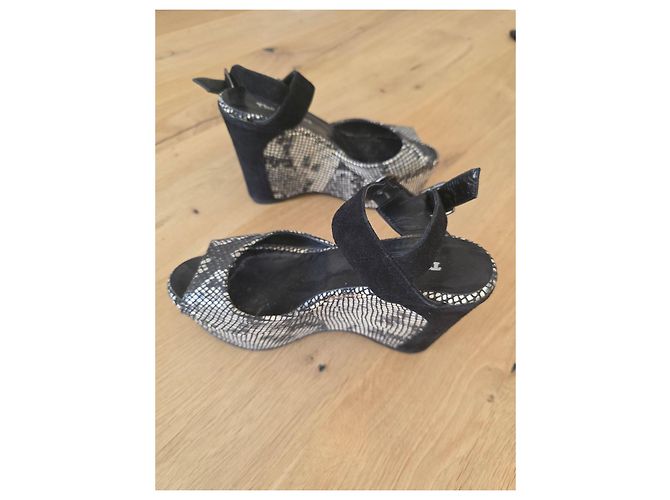 The Kooples Sandali con zeppa neri e argento con stampa serpente Nero Bianco sporco - vista 6