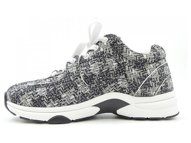 Timeless Sneakers in tessuto Chanel Marrone Nero - vista 2