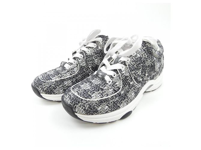 Timeless Sneakers in tessuto Chanel Marrone Nero - vista 3
