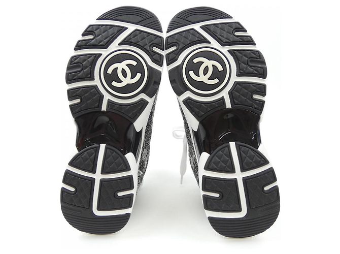 Timeless Sneakers in tessuto Chanel Marrone Nero - vista 4