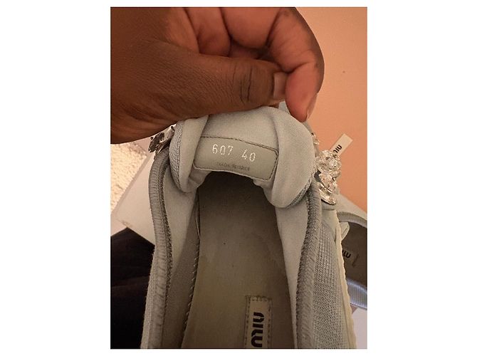 Miu Miu Sneaker aus grauem Canvas mit Kristallbesatz Weiß Hellblau - Ansicht 11
