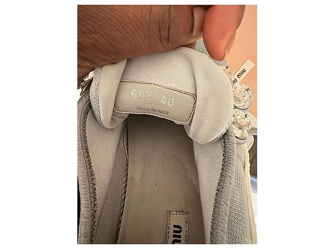 Miu Miu Sneaker aus grauem Canvas mit Kristallbesatz Weiß Hellblau - Ansicht 12