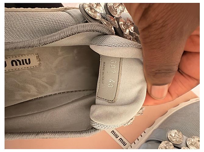 Miu Miu Sneaker aus grauem Canvas mit Kristallbesatz Weiß Hellblau - Ansicht 13
