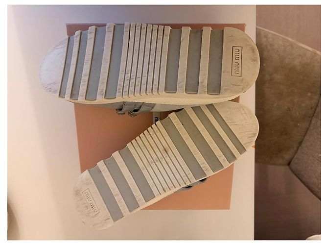 Miu Miu Sneaker aus grauem Canvas mit Kristallbesatz Weiß Hellblau - Ansicht 14