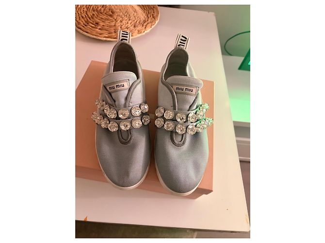 Miu Miu Sneaker aus grauem Canvas mit Kristallbesatz Weiß Hellblau - Ansicht 2