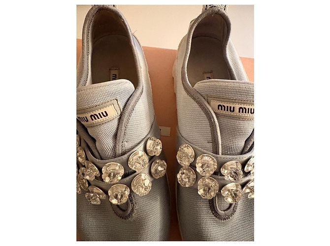 Miu Miu Sneaker aus grauem Canvas mit Kristallbesatz Weiß Hellblau - Ansicht 3