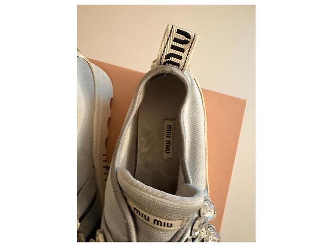 Miu Miu Sneaker aus grauem Canvas mit Kristallbesatz Weiß Hellblau - Ansicht 4