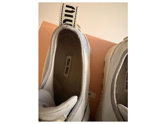 Miu Miu Sneaker aus grauem Canvas mit Kristallbesatz Weiß Hellblau - Ansicht 5