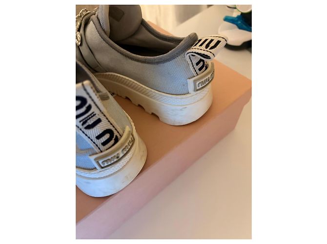 Miu Miu Sneaker aus grauem Canvas mit Kristallbesatz Weiß Hellblau - Ansicht 6