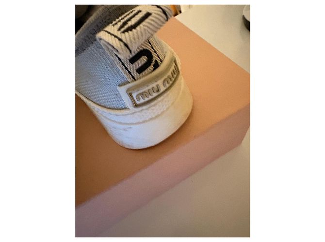 Miu Miu Sneaker aus grauem Canvas mit Kristallbesatz Weiß Hellblau - Ansicht 7