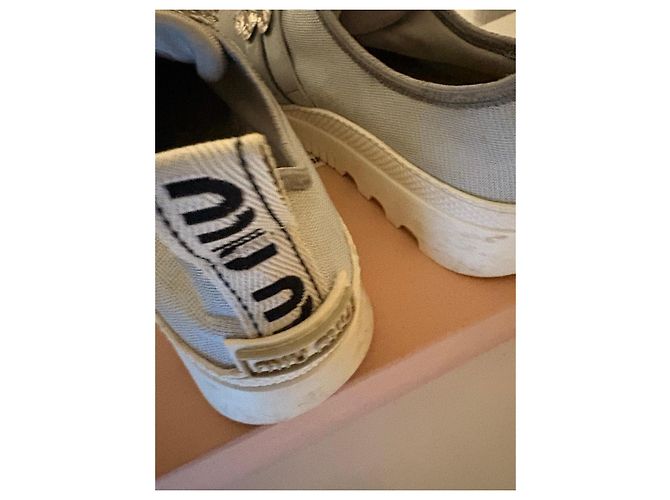 Miu Miu Sneaker aus grauem Canvas mit Kristallbesatz Weiß Hellblau - Ansicht 8