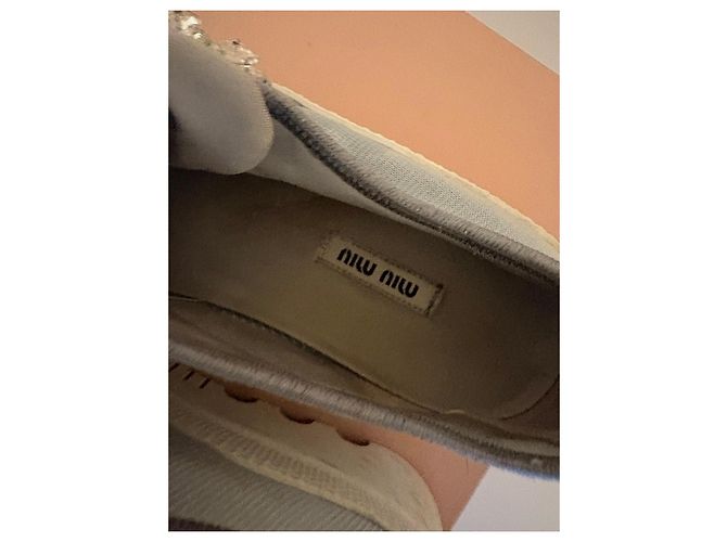 Miu Miu Sneaker aus grauem Canvas mit Kristallbesatz Weiß Hellblau - Ansicht 9