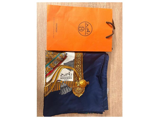 Carré de seda Hermès Blanco Azul Gold hardware - vista 16