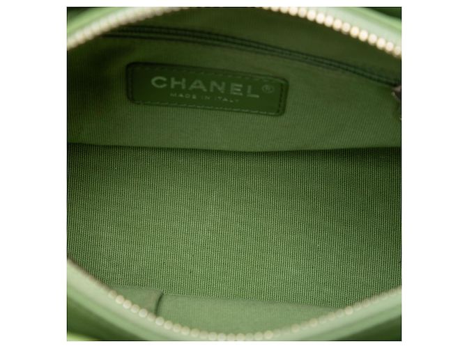 Chanel Gabrielle Hobo en cuir agé de veau matelassé vert, petite taille - vue 4