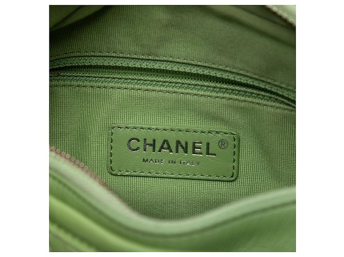 Chanel Gabrielle Hobo en cuir agé de veau matelassé vert, petite taille - vue 5